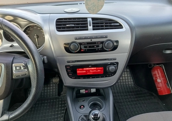 Seat Leon cena 17900 przebieg: 338500, rok produkcji 2010 z Łomianki małe 121